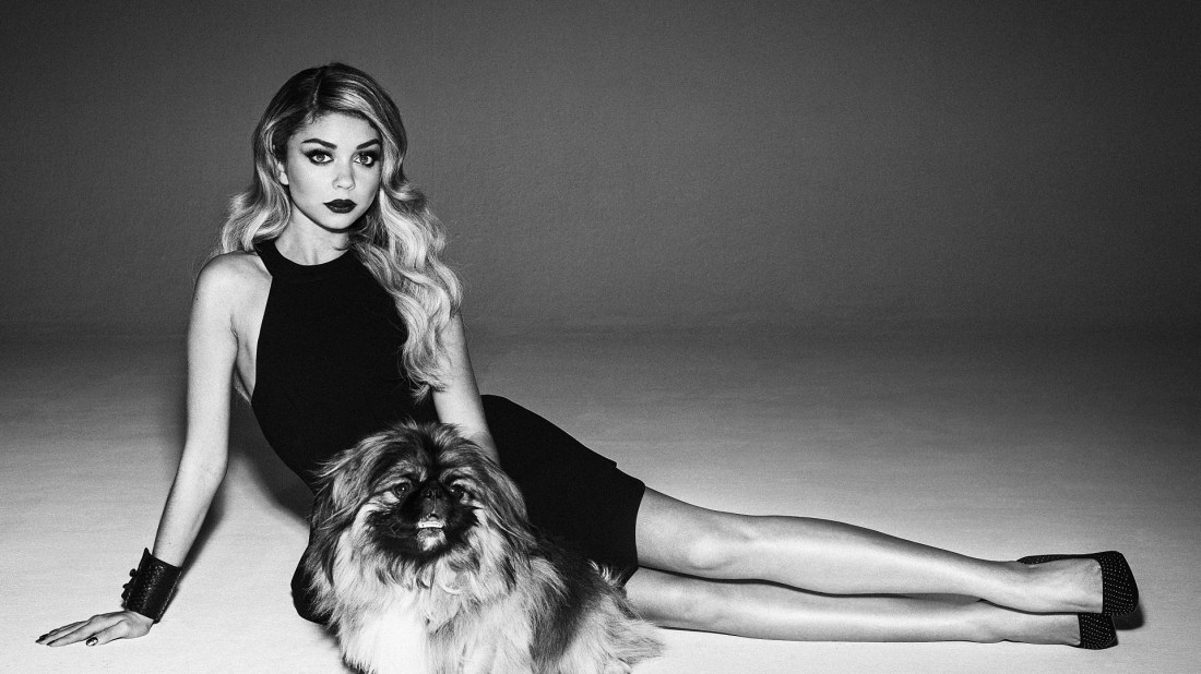 sarah-hyland-1920x1080-photo-dog-5k-17272